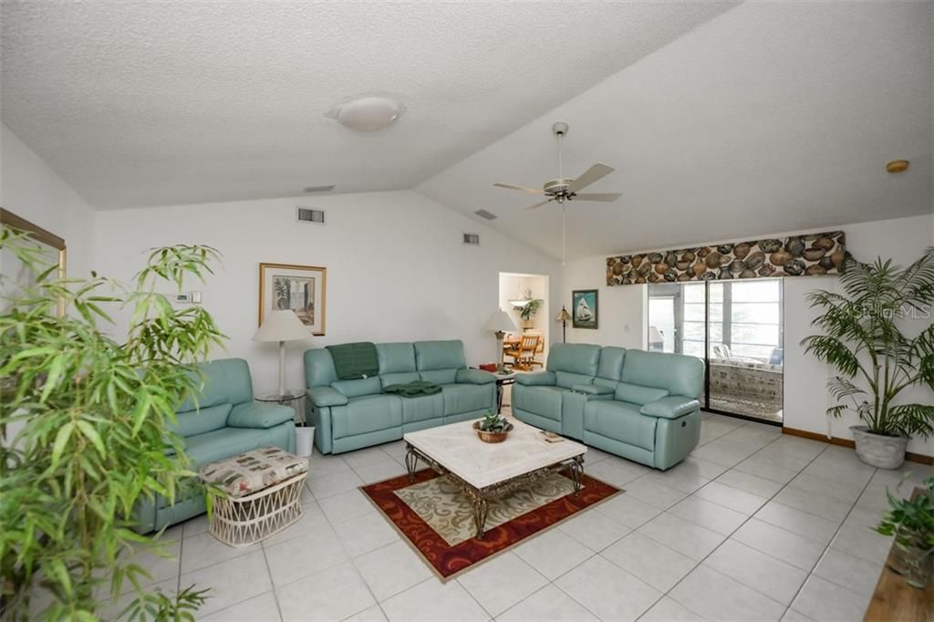 Recently Sold: $239,000 (2 beds, 2 baths, 1376 Square Feet)