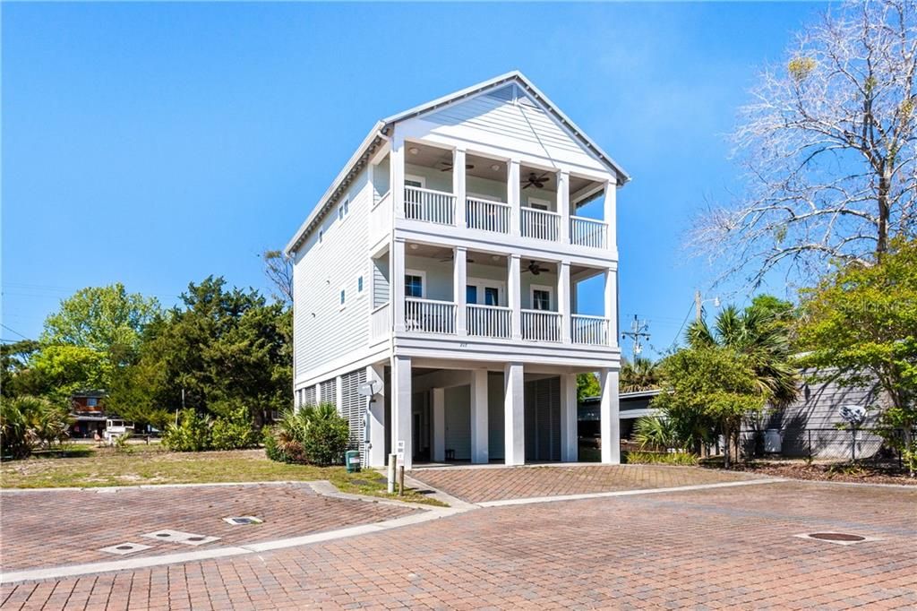 Recently Sold: $1,900,000 (3 beds, 3 baths, 1888 Square Feet)