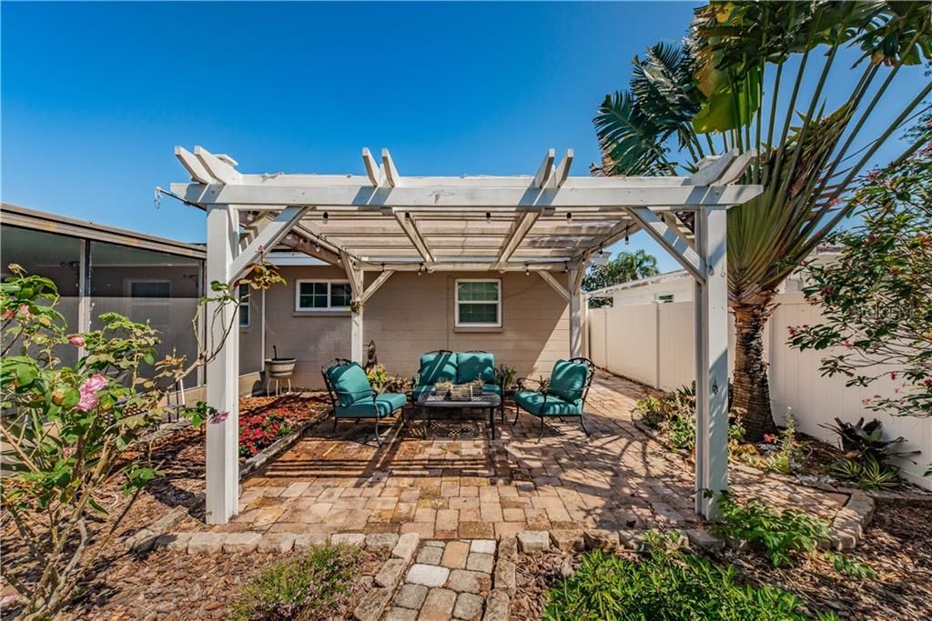 Recently Sold: $299,900 (2 beds, 1 baths, 1272 Square Feet)