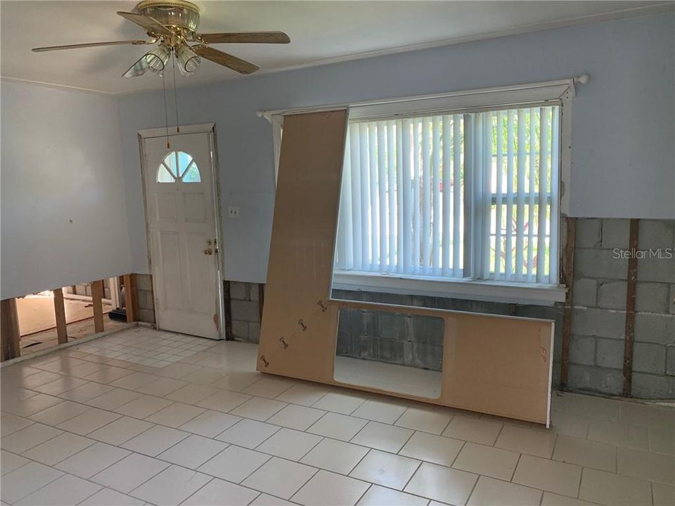 Recently Sold: $265,000 (2 beds, 1 baths, 885 Square Feet)