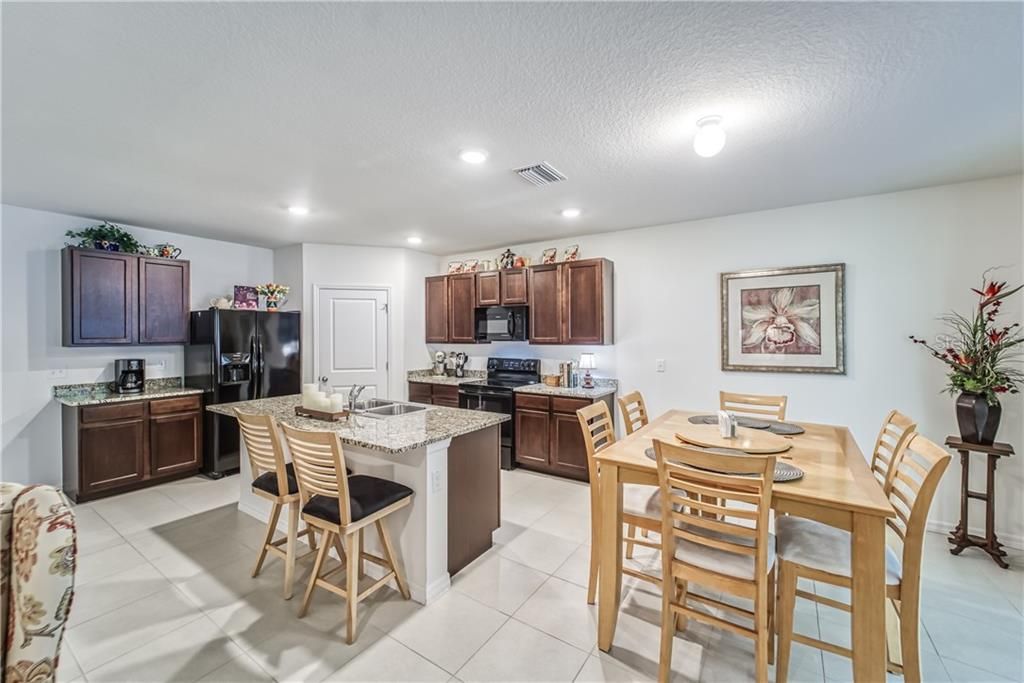 Recently Sold: $375,000 (5 beds, 3 baths, 2674 Square Feet)