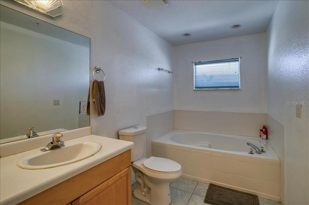最近售出: $480,000 (3 贝兹, 2 浴室, 1946 平方英尺)