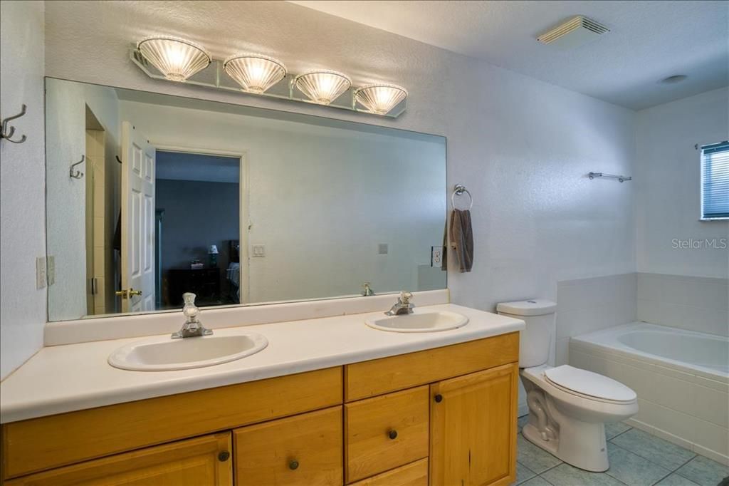 最近售出: $480,000 (3 贝兹, 2 浴室, 1946 平方英尺)