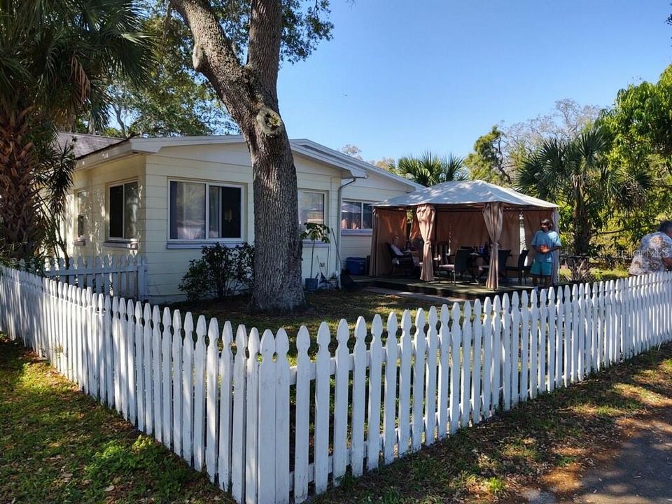 Recently Sold: $550,000 (4 beds, 2 baths, 2300 Square Feet)