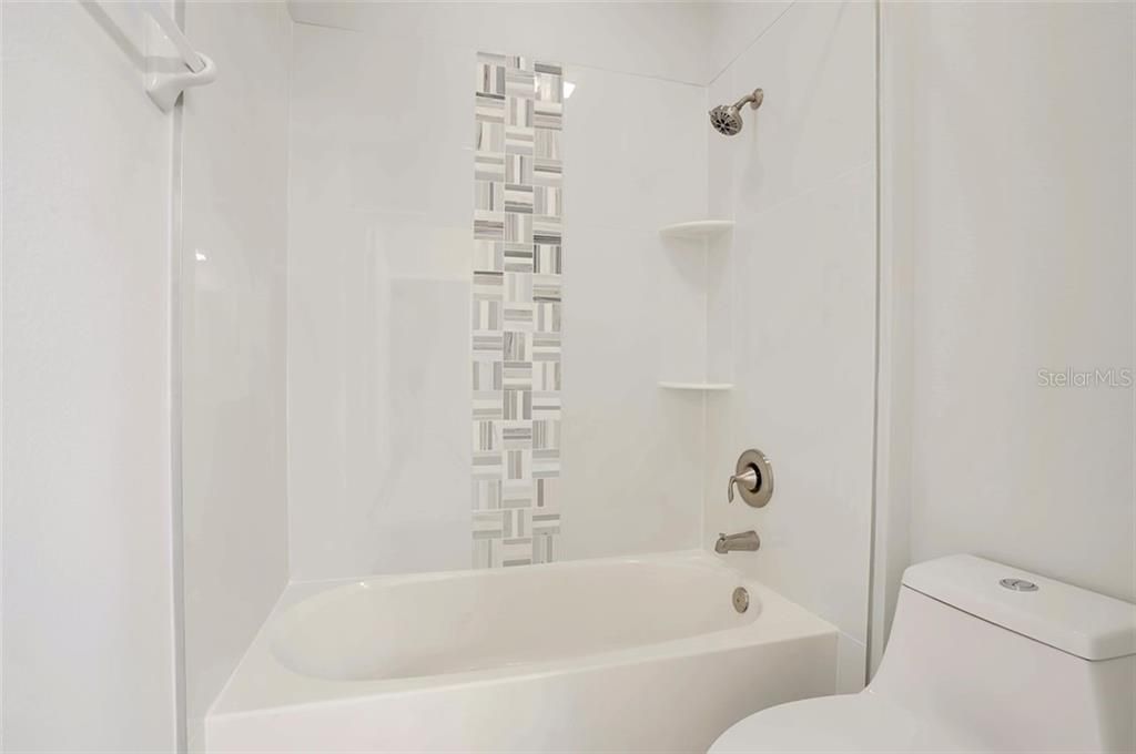 最近售出: $379,000 (4 贝兹, 3 浴室, 2114 平方英尺)