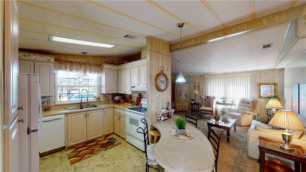 Kitchen with curved breakfast bar