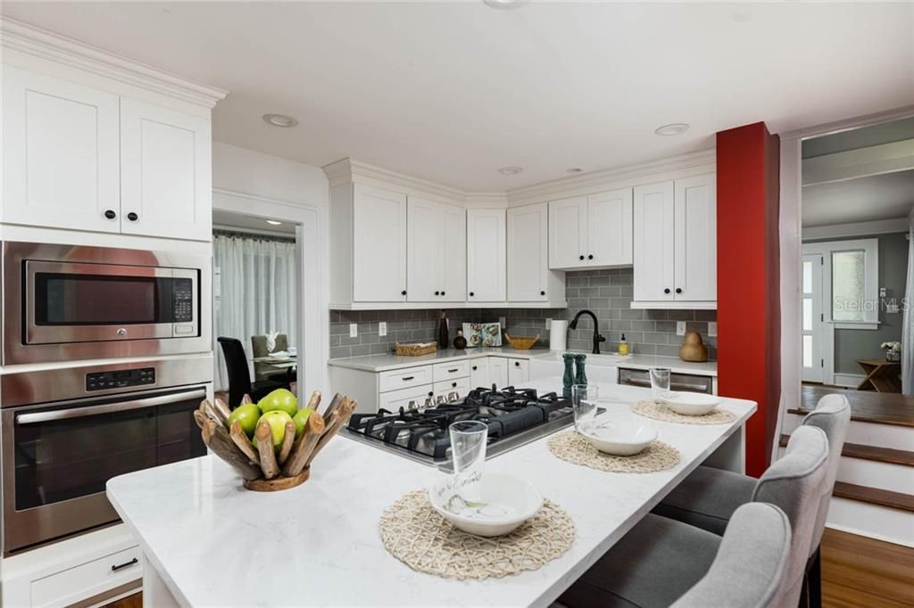 Beautifully Remodeled Kitchen w Quartz Countertops and MORE