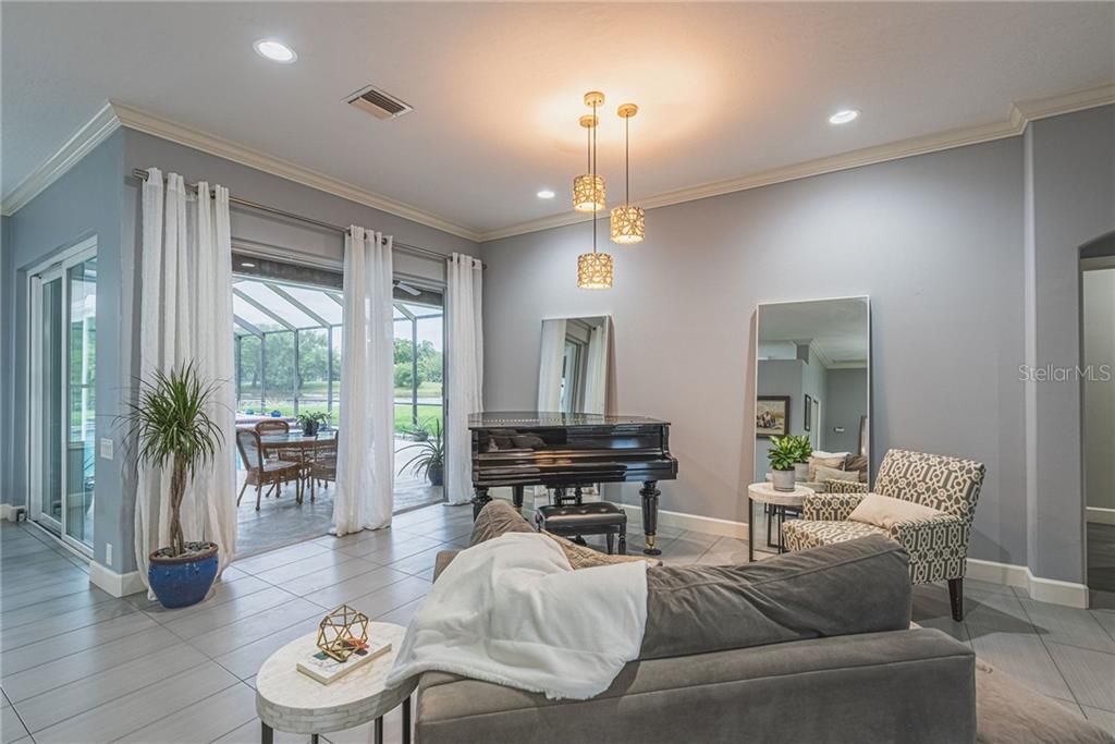 Recently Sold: $750,000 (5 beds, 3 baths, 3482 Square Feet)