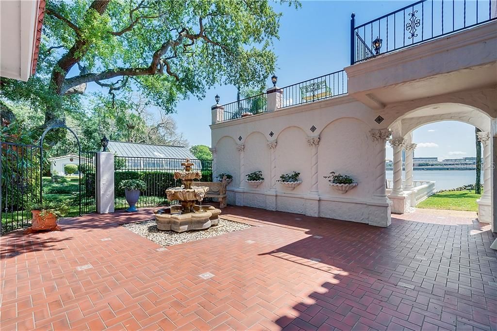 Recently Sold: $3,850,000 (7 beds, 5 baths, 9114 Square Feet)