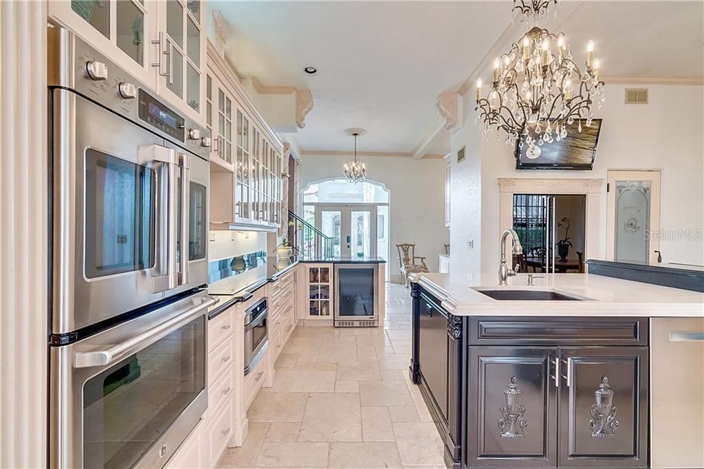 Recently Sold: $3,850,000 (7 beds, 5 baths, 9114 Square Feet)