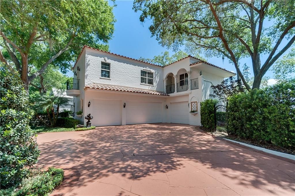 Recently Sold: $3,850,000 (7 beds, 5 baths, 9114 Square Feet)