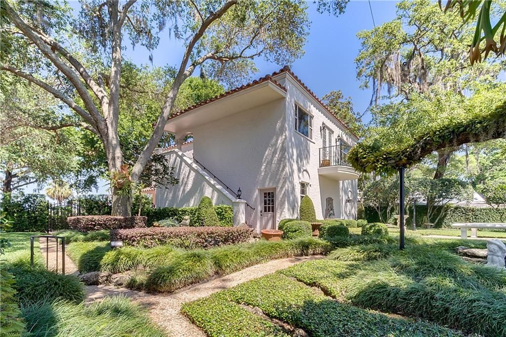 Recently Sold: $3,850,000 (7 beds, 5 baths, 9114 Square Feet)