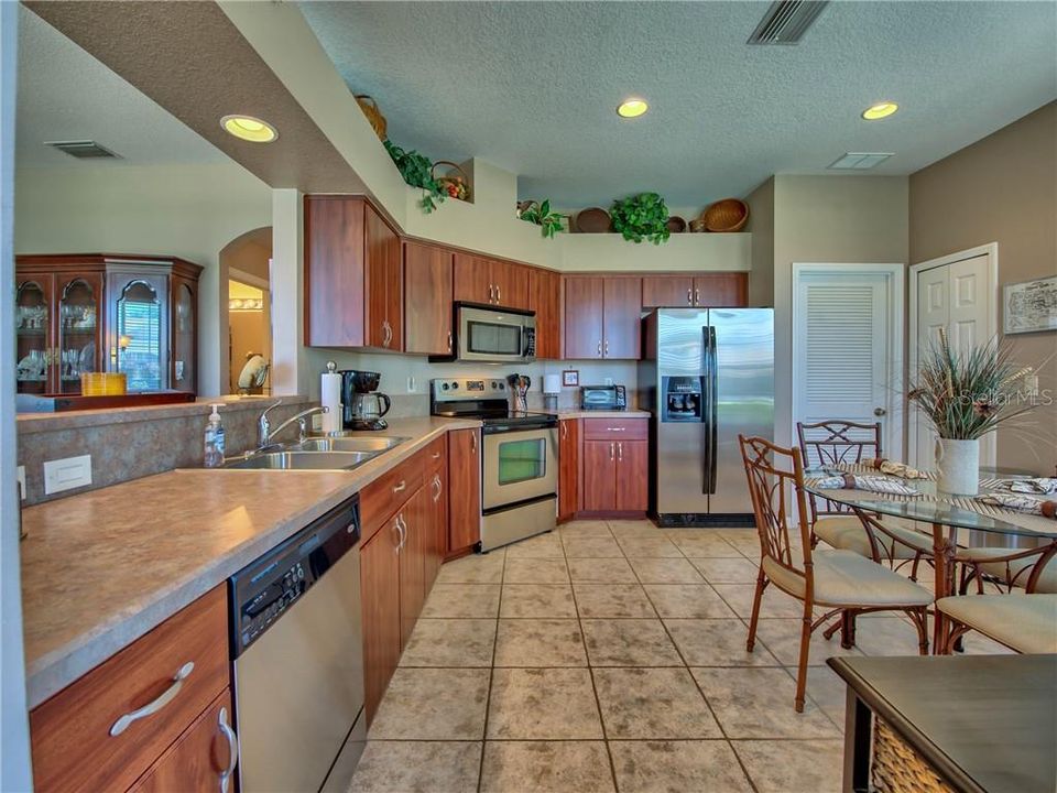 Pretty architectural details in the chic kitchen!