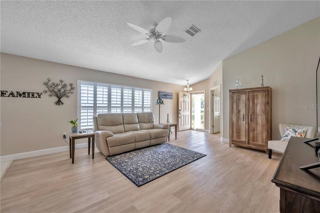 Recently Sold: $279,000 (2 beds, 2 baths, 1341 Square Feet)