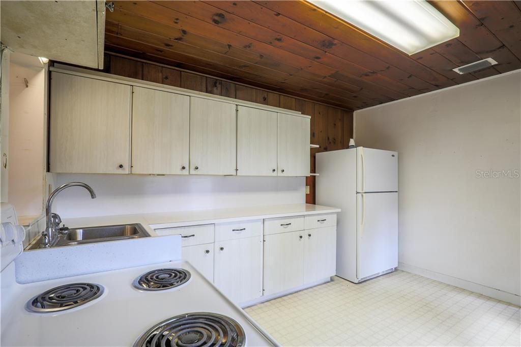 Active With Contract: $145,000 (2 beds, 1 baths, 792 Square Feet)
