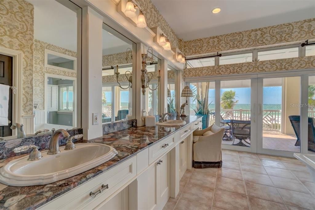 Recently Sold: $3,999,000 (5 beds, 5 baths, 4464 Square Feet)