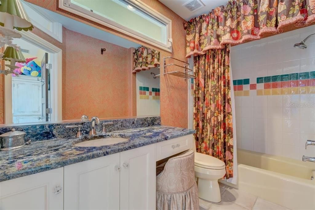 最近售出: $3,999,000 (5 贝兹, 5 浴室, 4464 平方英尺)