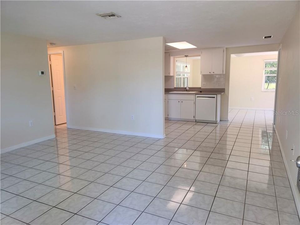 Recently Rented: $1,400 (2 beds, 1 baths, 977 Square Feet)