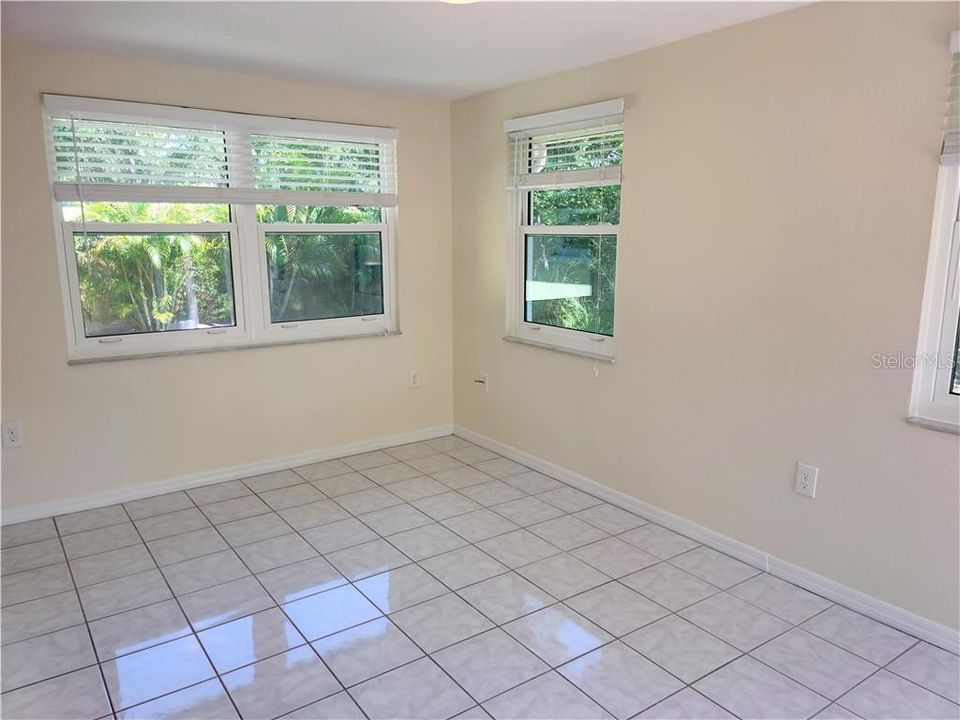 Recently Rented: $1,400 (2 beds, 1 baths, 977 Square Feet)