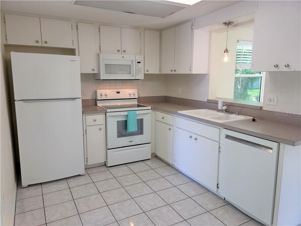 Recently Rented: $1,400 (2 beds, 1 baths, 977 Square Feet)