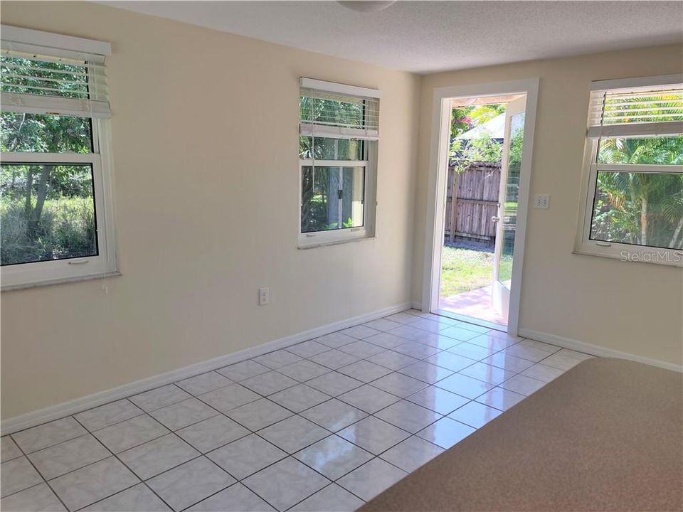 Recently Rented: $1,400 (2 beds, 1 baths, 977 Square Feet)