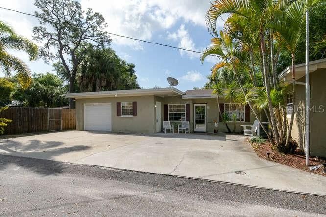 Recently Sold: $350,000 (3 beds, 2 baths, 1204 Square Feet)