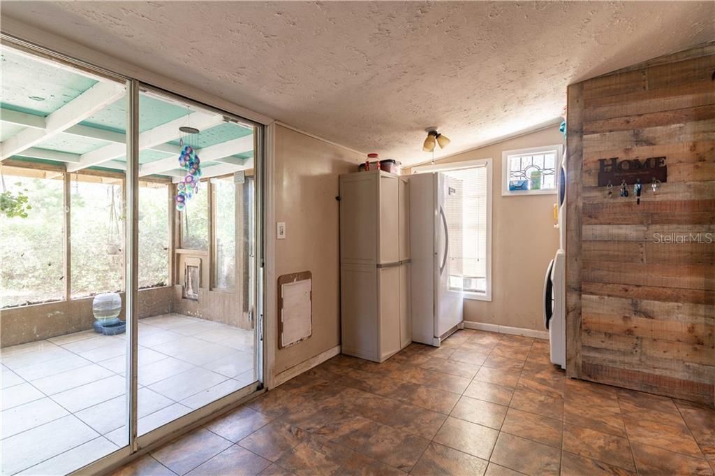Recently Sold: $380,000 (3 beds, 2 baths, 1928 Square Feet)