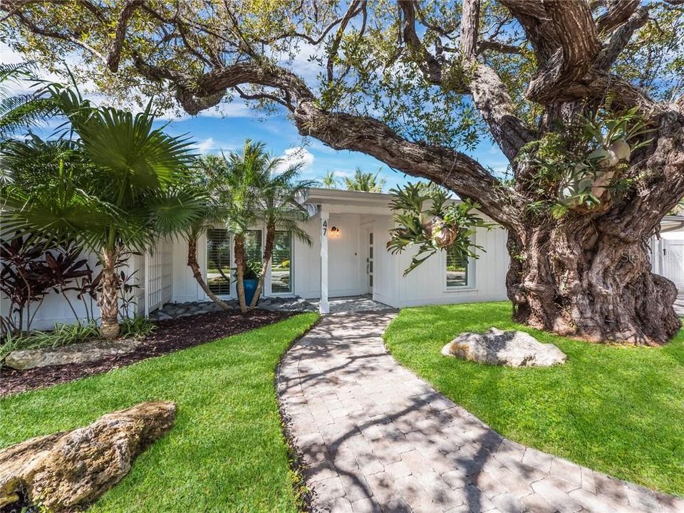 Recently Sold: $1,800,000 (3 beds, 2 baths, 2524 Square Feet)