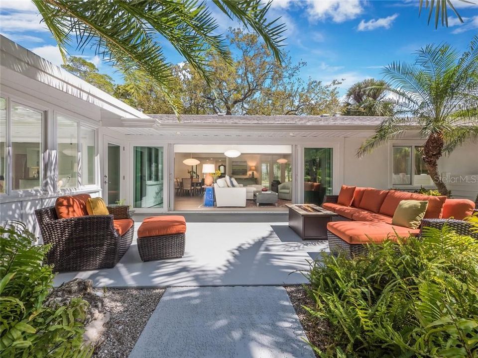 Recently Sold: $1,800,000 (3 beds, 2 baths, 2524 Square Feet)