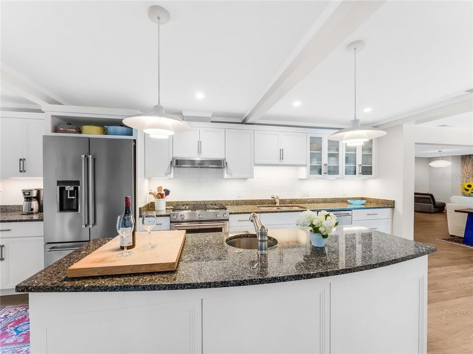 Recently Sold: $1,800,000 (3 beds, 2 baths, 2524 Square Feet)