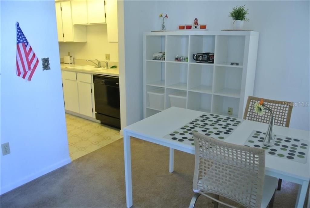 Recently Rented: $995 (2 beds, 1 baths, 808 Square Feet)