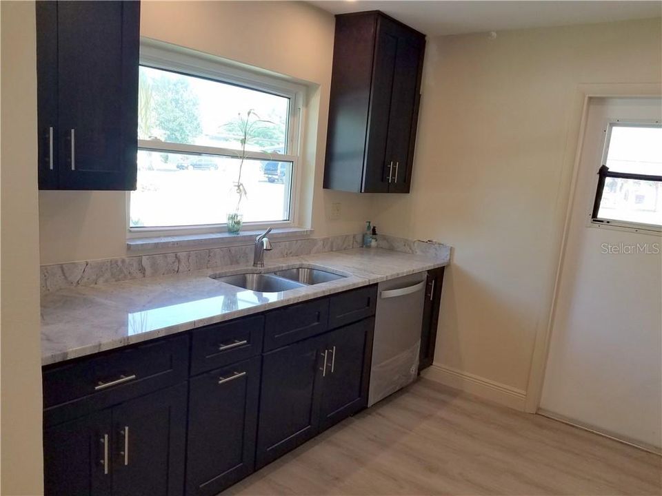Recently Rented: $1,700 (2 beds, 1 baths, 1180 Square Feet)