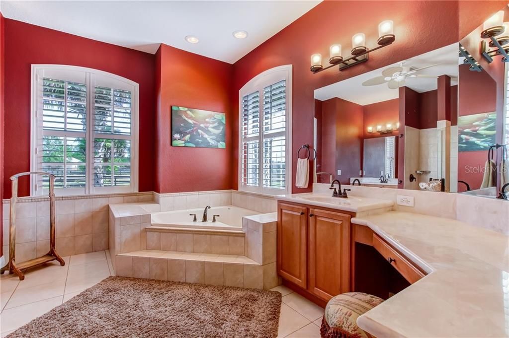 最近售出: $925,000 (4 贝兹, 3 浴室, 3639 平方英尺)