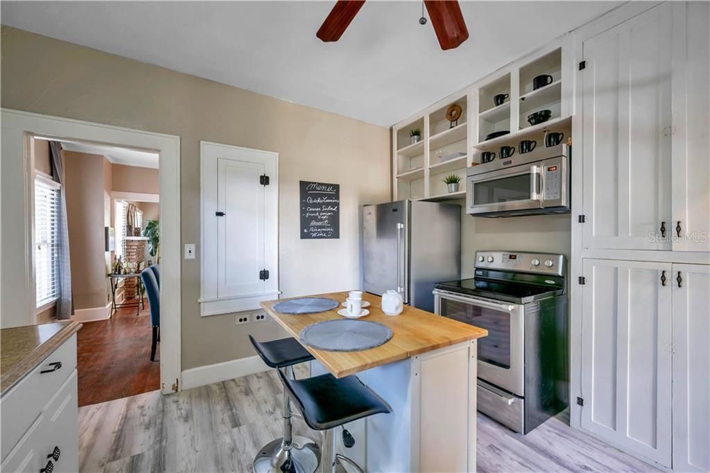 Recently Sold: $349,000 (2 beds, 1 baths, 958 Square Feet)