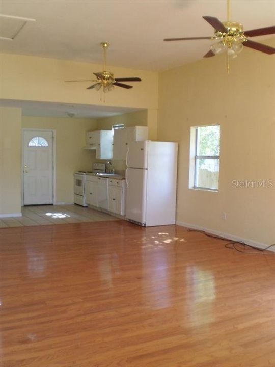 Recently Rented: $1,395 (3 beds, 1 baths, 985 Square Feet)
