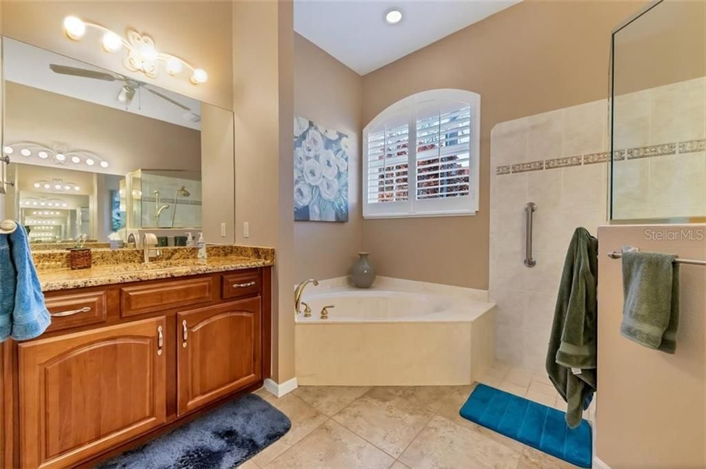 最近售出: $715,000 (4 贝兹, 4 浴室, 3186 平方英尺)