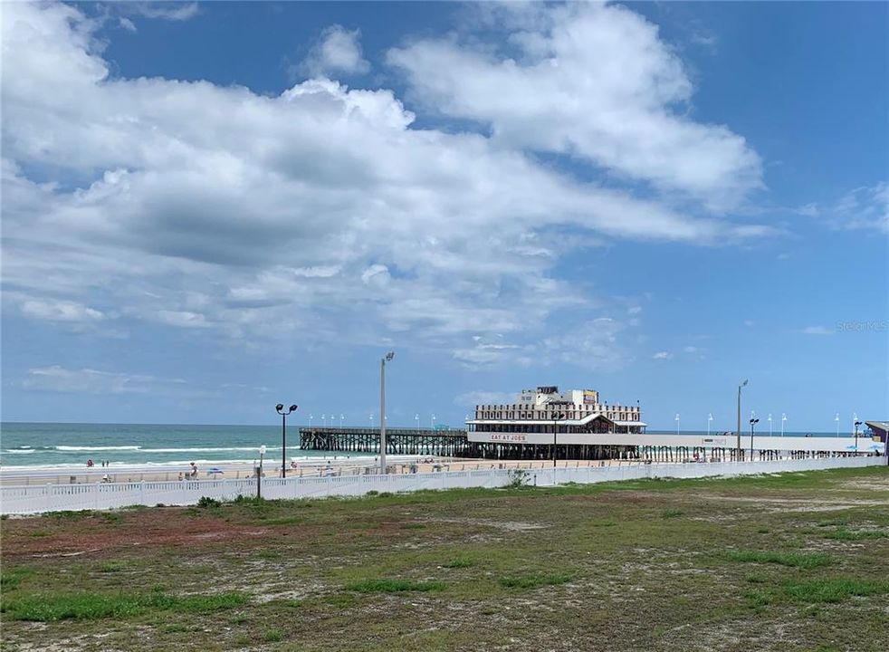 The Daytona pier is the best place to grab a bite to eat, relax with a cool drink or throw a line in and see what you catch.