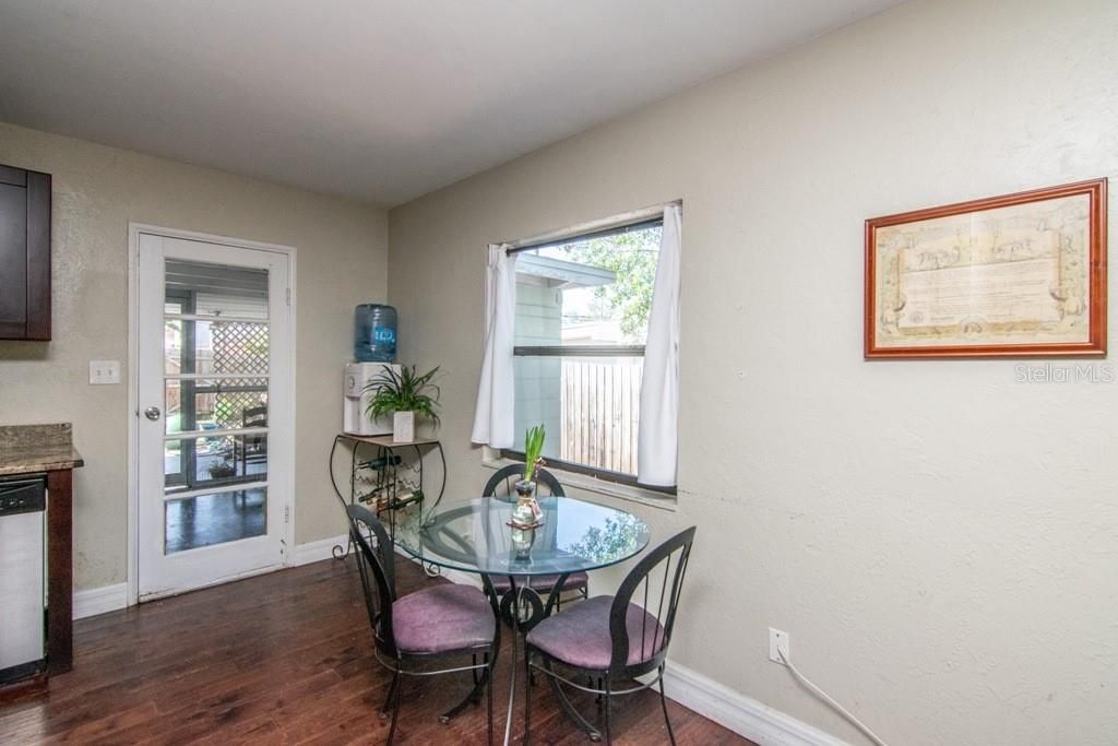 Recently Sold: $229,900 (2 beds, 1 baths, 768 Square Feet)
