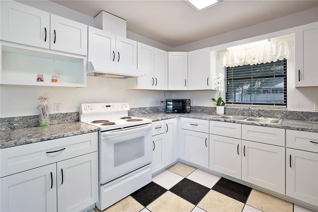 Recently Sold: $230,000 (3 beds, 2 baths, 1384 Square Feet)