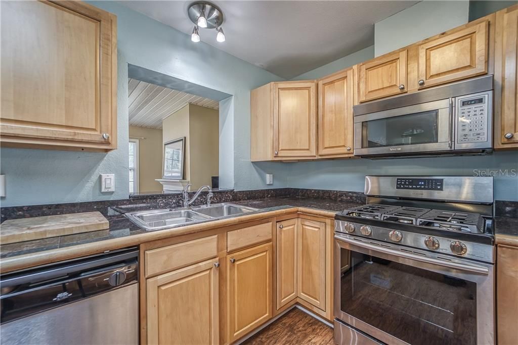 Recently Sold: $275,000 (2 beds, 2 baths, 1078 Square Feet)