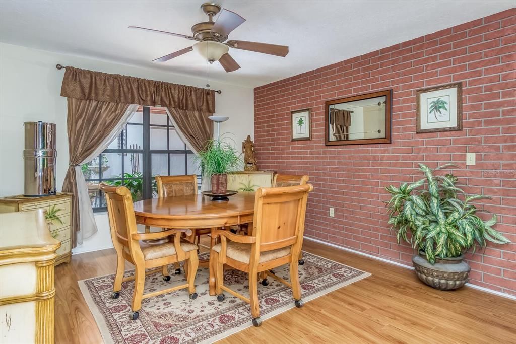 Vendido Recientemente: $389,900 (3 camas, 2 baños, 1947 Pies cuadrados)