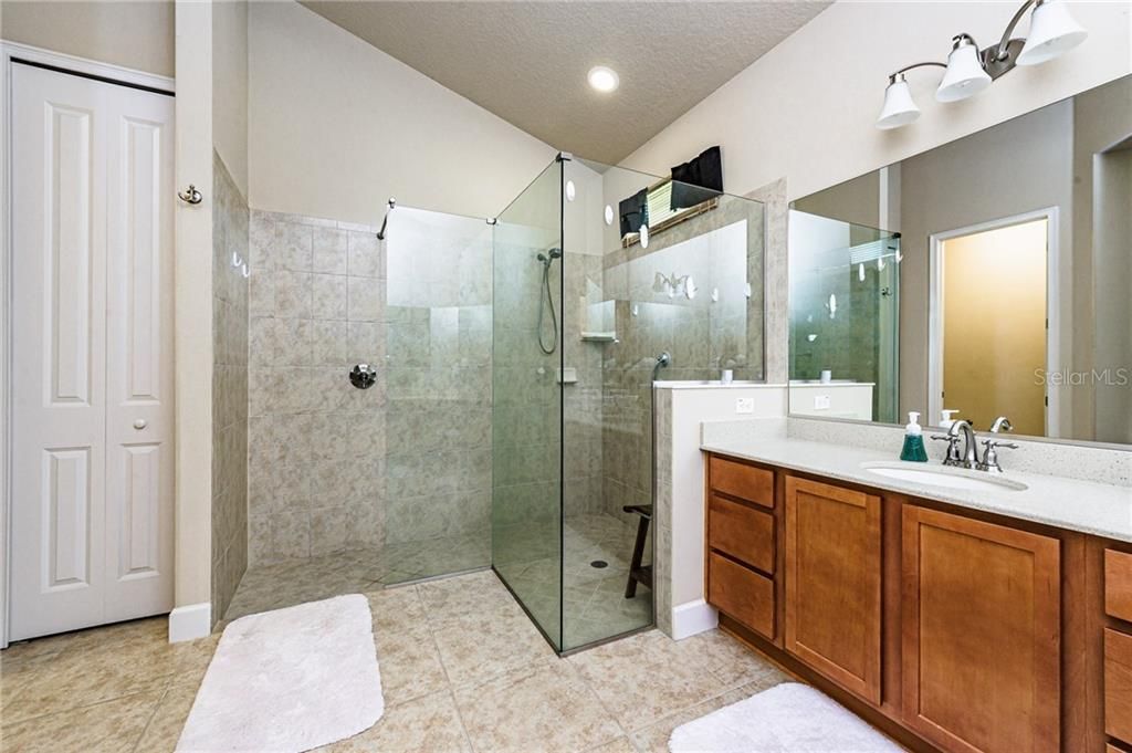 最近售出: $405,000 (4 贝兹, 3 浴室, 2725 平方英尺)