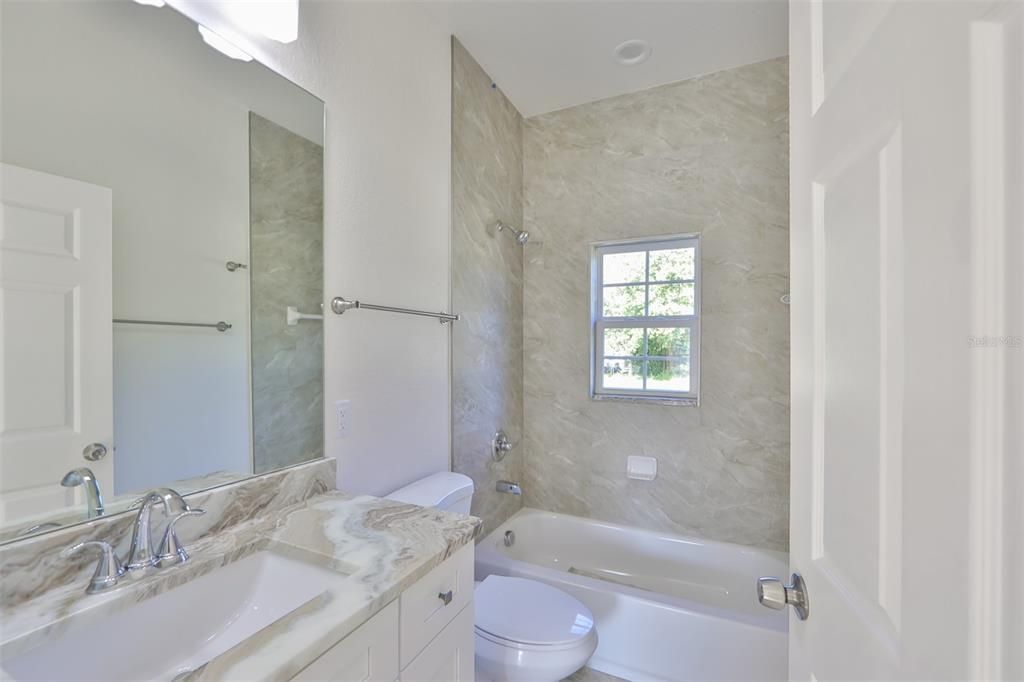 最近售出: $228,000 (3 贝兹, 2 浴室, 1439 平方英尺)
