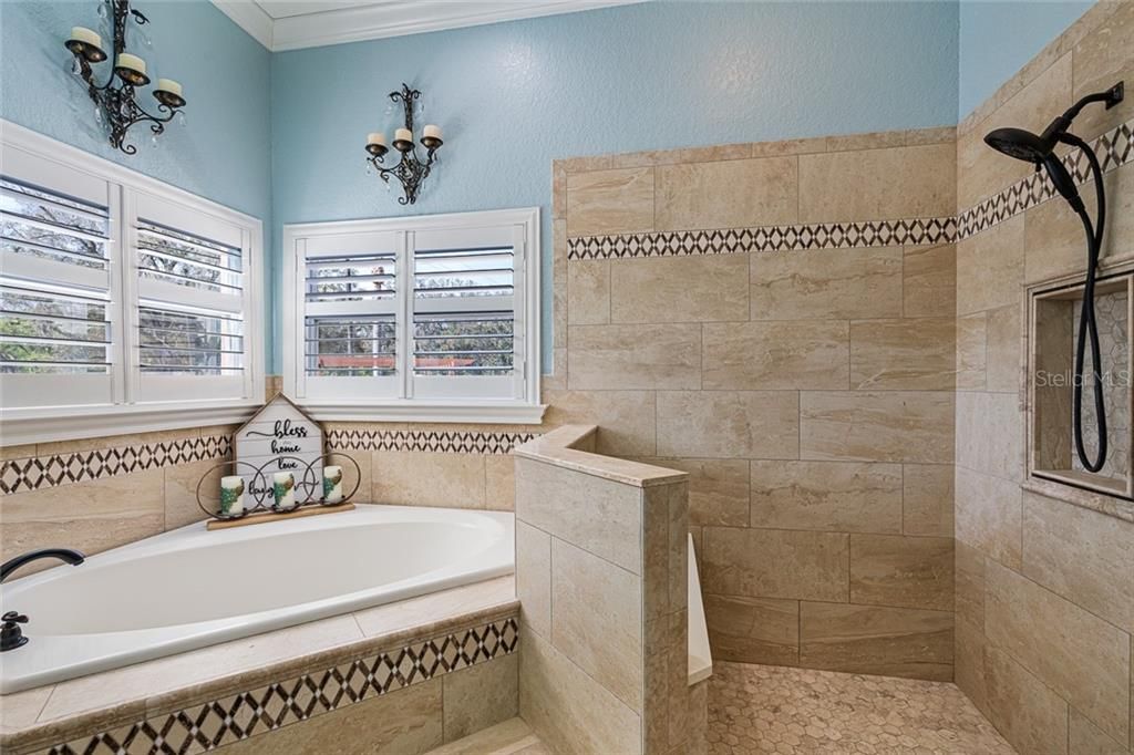 最近售出: $625,000 (5 贝兹, 4 浴室, 3556 平方英尺)