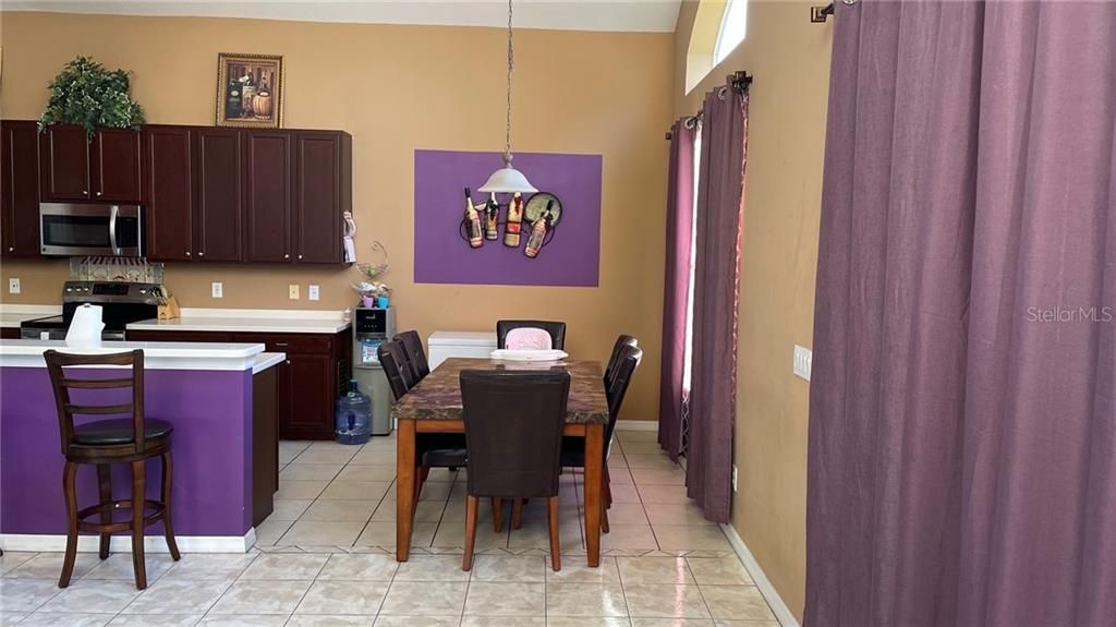 Vendido Recientemente: $315,000 (4 camas, 2 baños, 2268 Pies cuadrados)