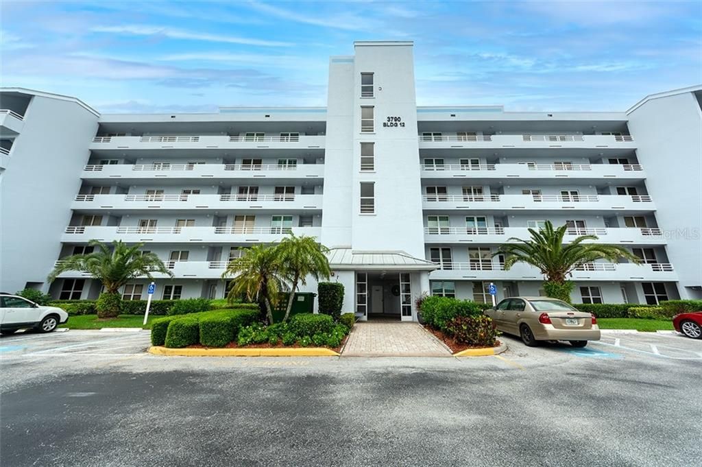 Beautiful 4th floor condo overlooking the golf course and pond. Right next to the clubhouse and amenities center.