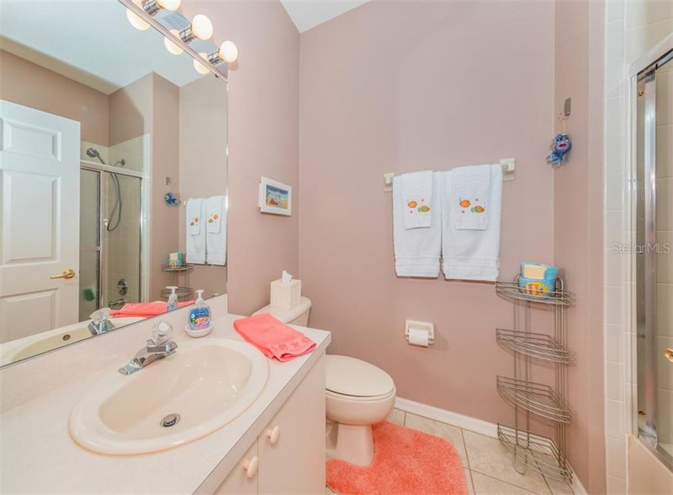 Guest Bathroom with Tub/Shower: Do men fold their towels?