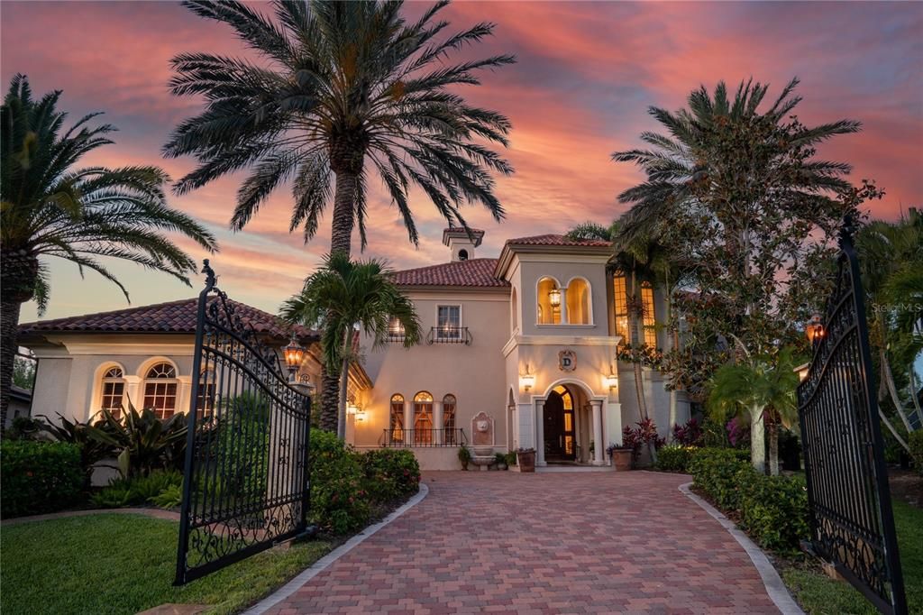 Recently Sold: $1,650,000 (4 beds, 3 baths, 6108 Square Feet)