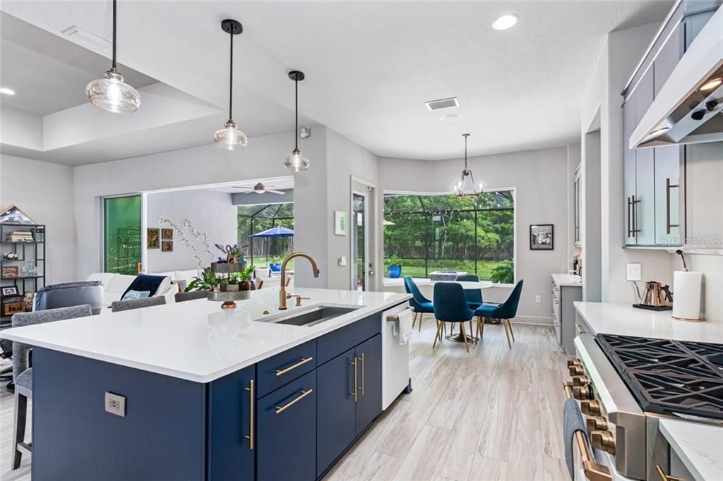 State of the art Kitchen and Breakfast nook