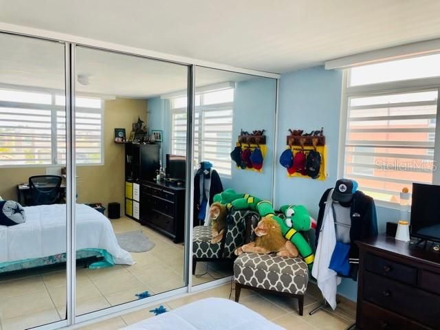 Vendido Recientemente: $330,000 (4 camas, 3 baños, 2200 Pies cuadrados)